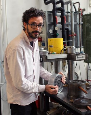 Il dott. Danilo Di Genova nel laboratorio di alta pressione e temperatura presso l’universita’ di Bayreuth, mentre assembla un “Pyston Cylinder” per la sintesi di vetri e minerali ad elevate temperature e pressioni (foto: Credits: Università di Bayreuth / Chr. Wißler).